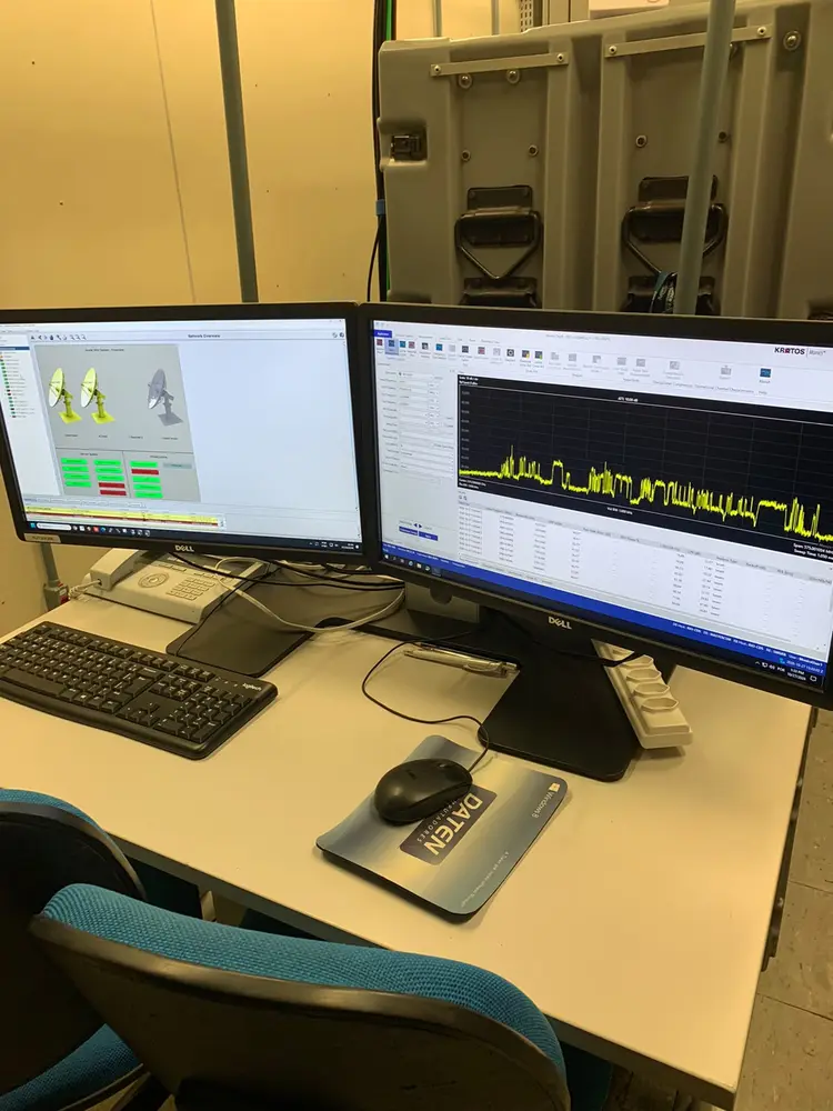 Estação de trabalho com software de análise de espectro exibindo sinais de radiofrequência.