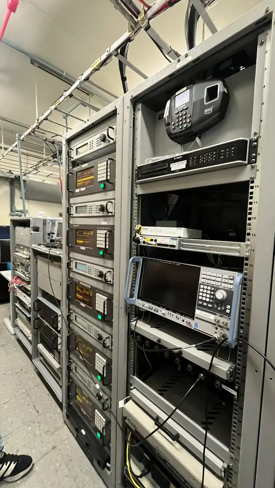 Rack de equipamentos com um gravador de CFTV identificado como CFTV Server.