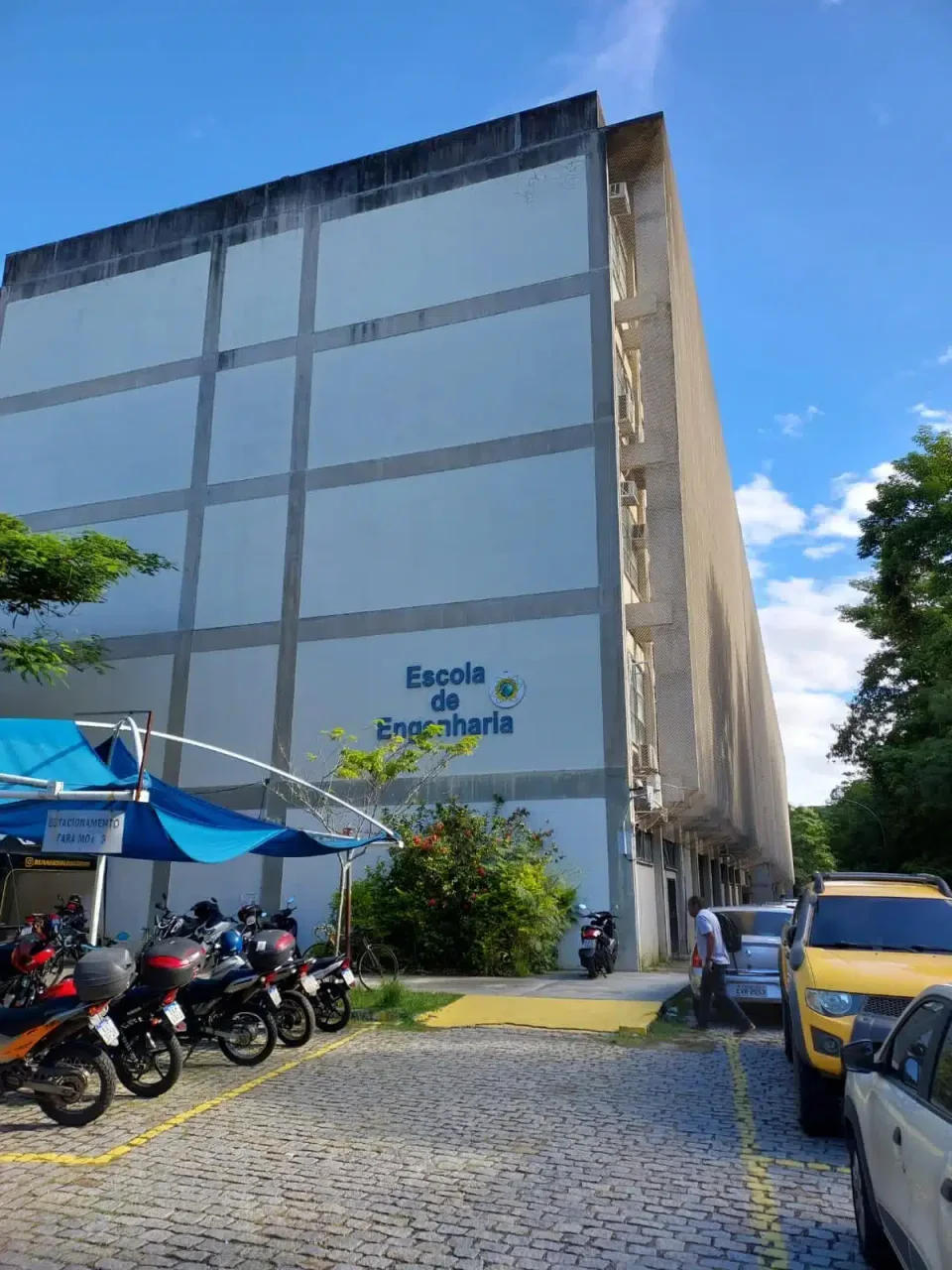 Fachada com o letreiro Escola de Engenharia, no campus Praia Vermelha da UFF.