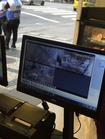 Monitor no caixa da Pão di Copa exibindo as câmeras instaladas pela SmartTel Jr.
