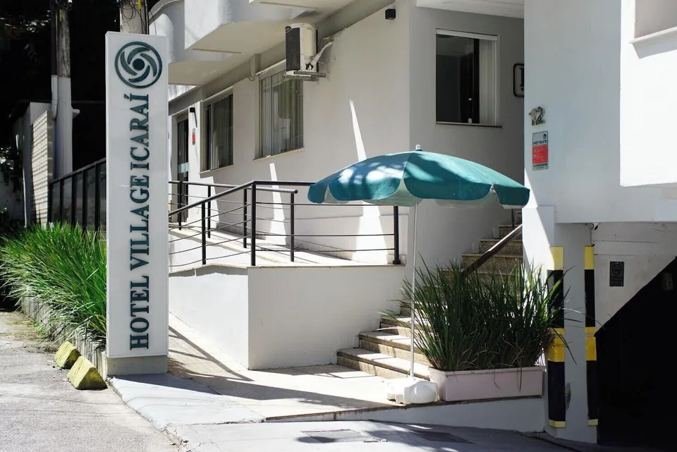 Entrada do Hotel Village Icaraí, com a identificação do estabelecimento.