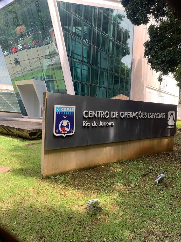 Placa do Centro de Operações Espaciais do Rio de Janeiro, com os brasões do COMAE e da Telebras.
