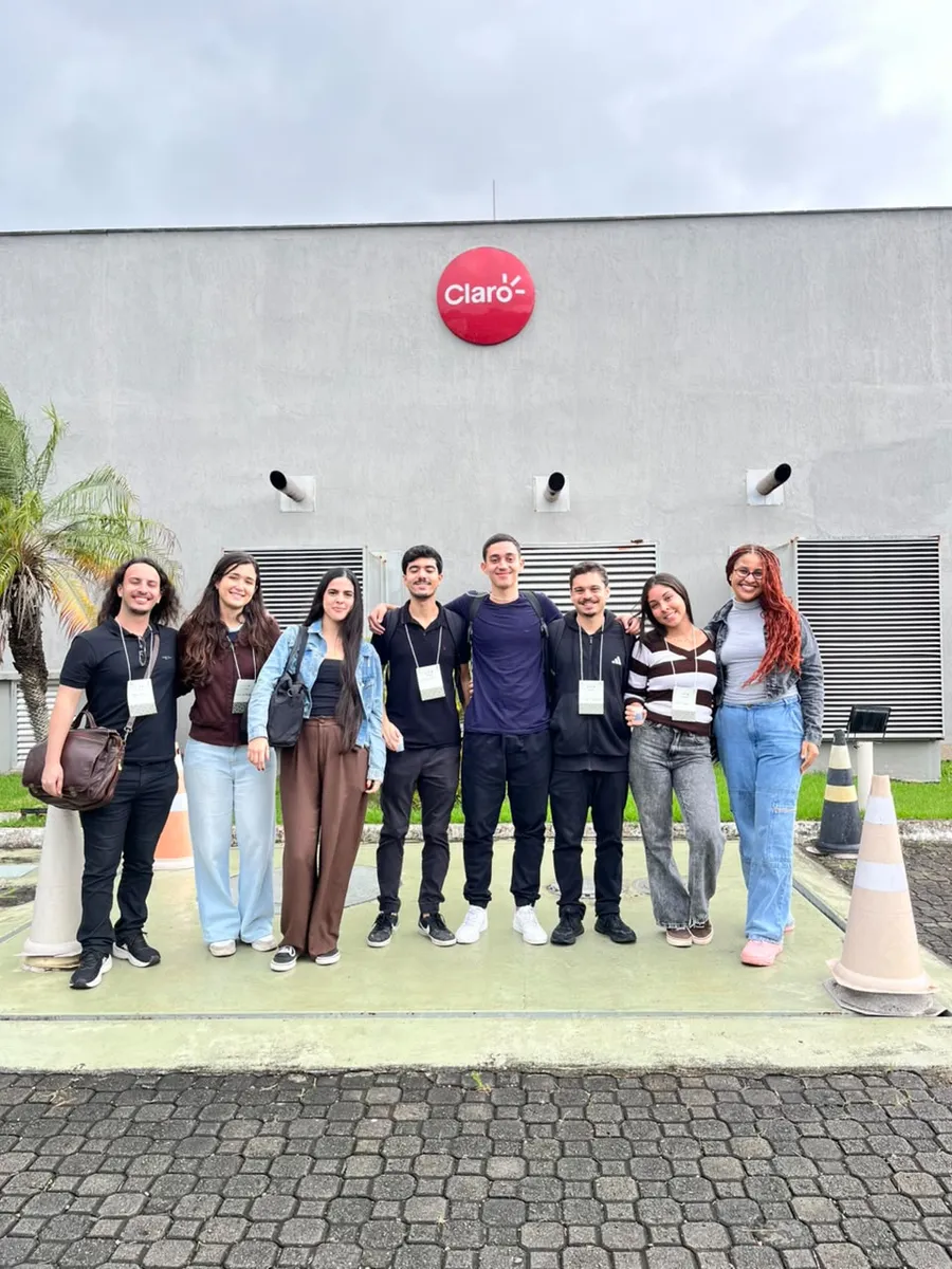 Membros da SmartTel Jr em frente a um prédio da Claro.