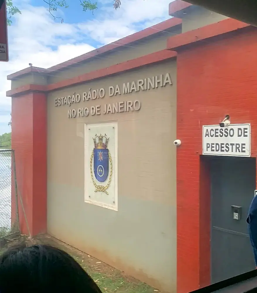Fachada da Estação Rádio da Marinha no Rio de Janeiro, com o brasão da instituição.