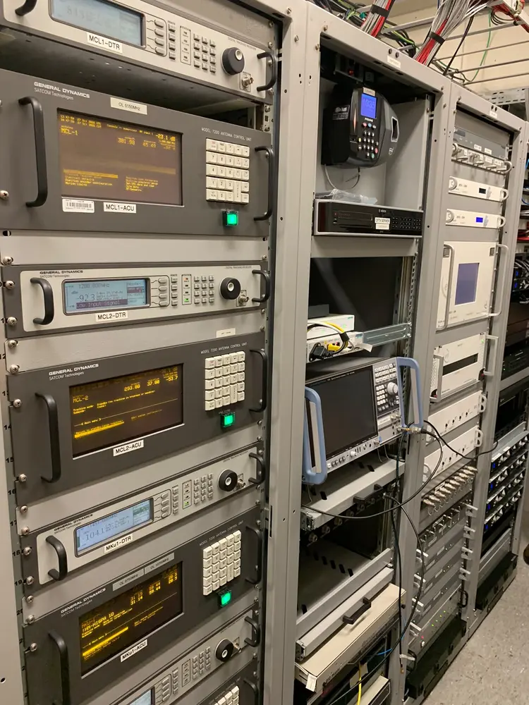 Racks com receptores e unidades de controle das antenas de satélite.