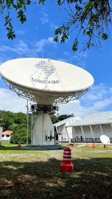 Antena parabólica de grande porte da Telebras sob céu azul.
